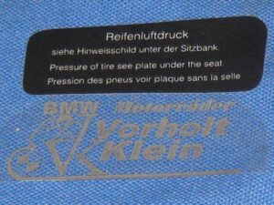 Hinweißschild RS links ab 78 Reifenluftdruck