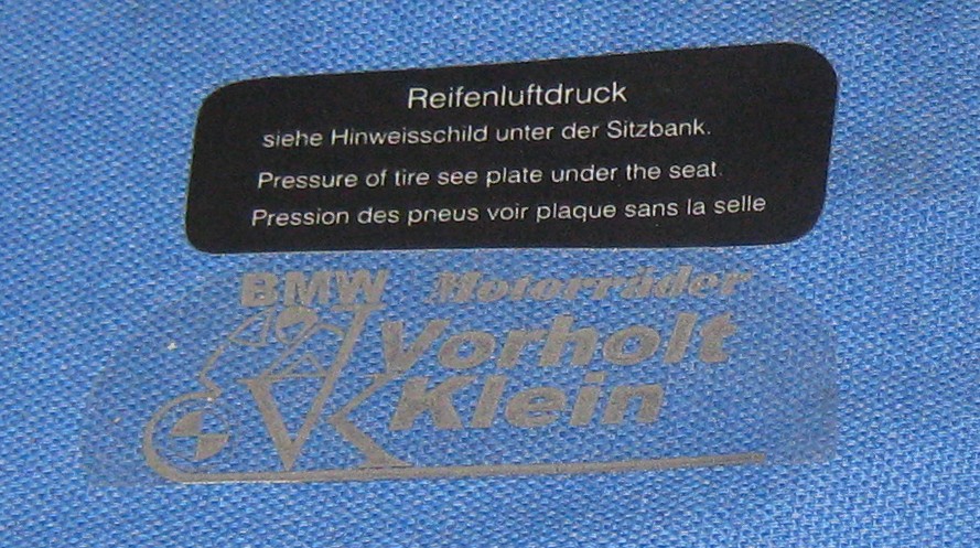 Hinweißschild RS links ab 78 Reifenluftdruck